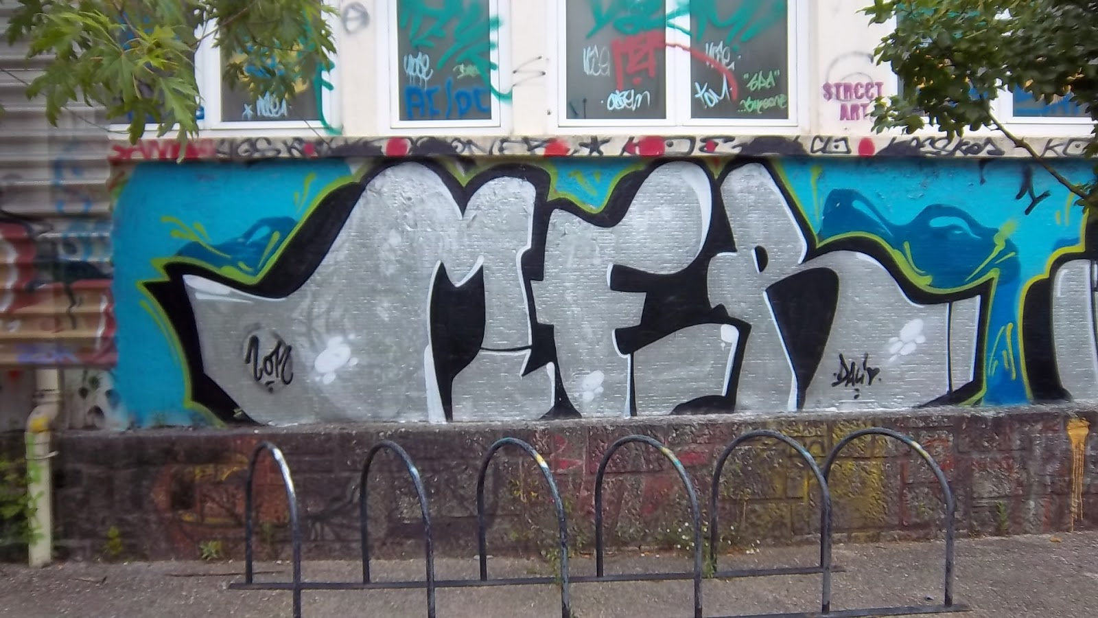 Mer. Exit.